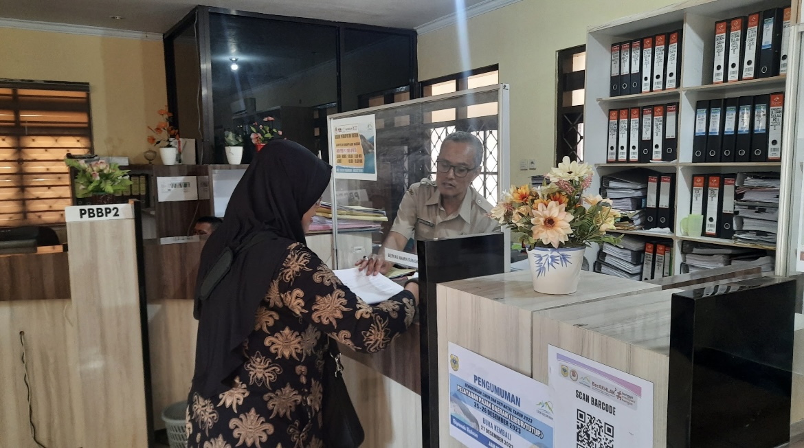 BERLALU LALANG: Petugas pajak saat melayani masyarakat yang membayar PBB.(FAQIH HUMAINI/RADAR IJEN)