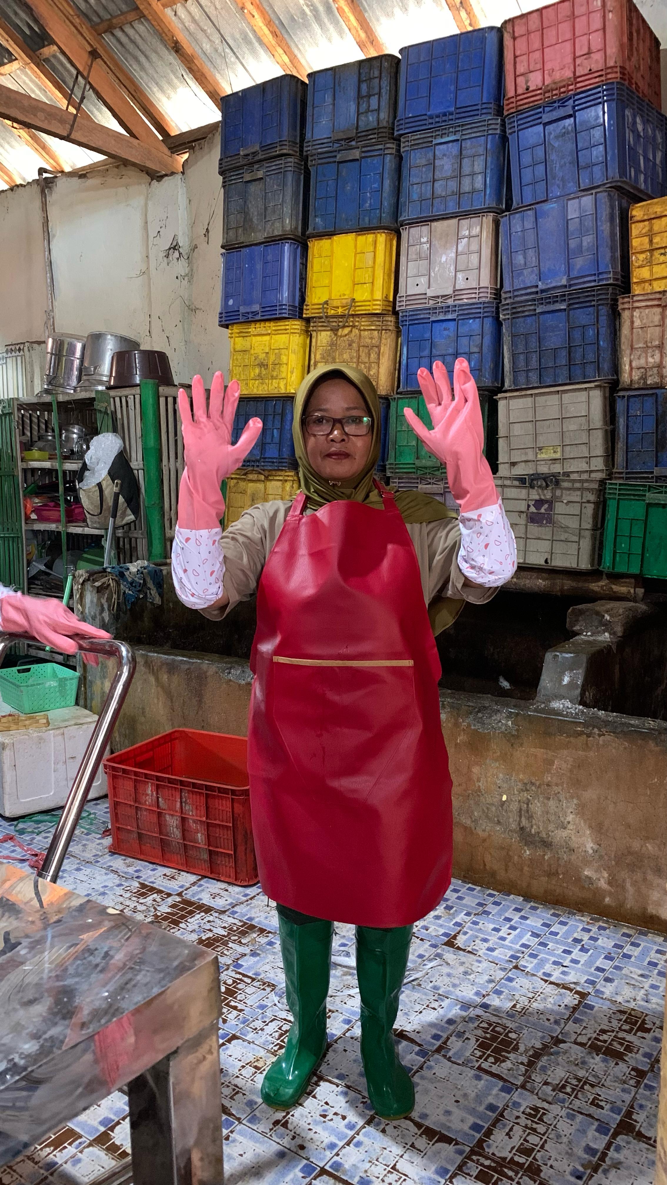 Penggunaan APD dan Alat Kerja Ergonomis
