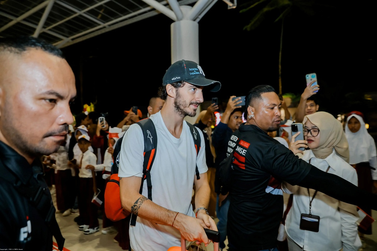 Francesco Bagnaia, rider Ducati Lenovo, tiba Bandara Internasional Zainuddin Abdul Madjid (BIZAM), Senin petang (29/9).