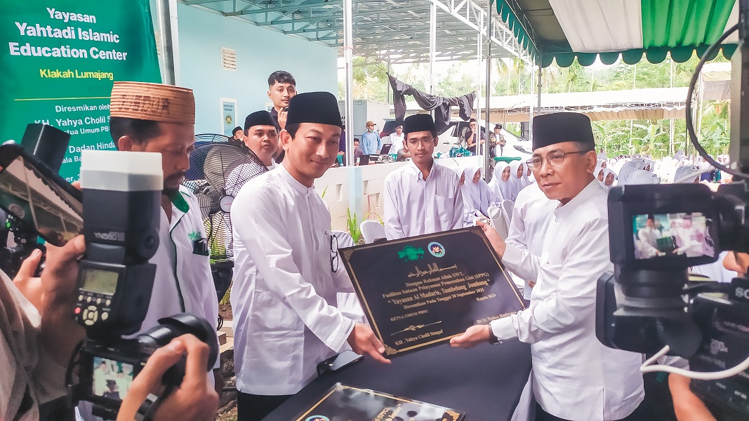 DIRESMIKAN: Ketua Umum PBNU KH Yahya Cholil Staquf meresmikan SPPG di bawah naungan NU di Pondok Pesantren Bahrul Ulum, Desa Karangharjo, Kecamatan Silo, Selasa (30/9).