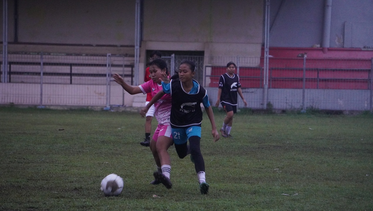 GENJOT LATIHAN: Para punggawa Persid Woman jalani latihan di Stadion Notohadinegoro, Senin sore (30/9). Mereka akan menyongsong gelaran Piala Pertiwi yang digelar 4 Oktober di Stadion Notohadinegoro.