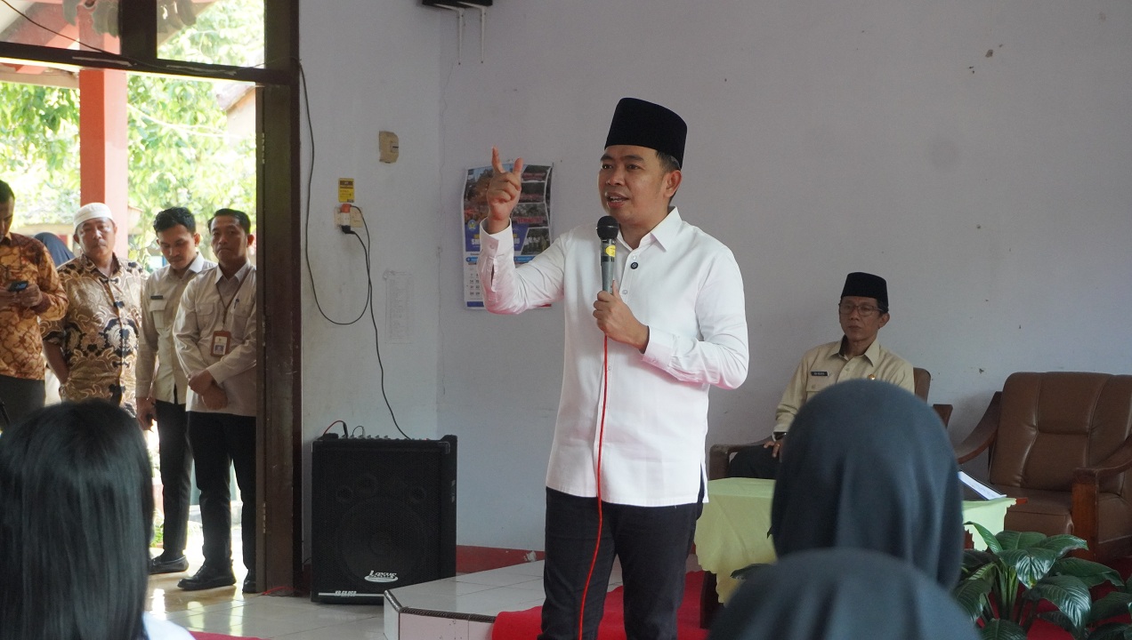 BERIKAN MAKLUMAT: Bupati Fawait saat berbicara di hadapan para penerima SK CPNS dan PPPK di Kecamatan Sumberbaru, (26/9).