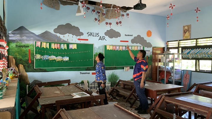 RUSAK: TRC BPBD Bondowoso melihat kerusakan bangunan di SDN Kotakulon 2, dampak gempa 6,5 SR di Sumenep. (ILHAM/RJ)