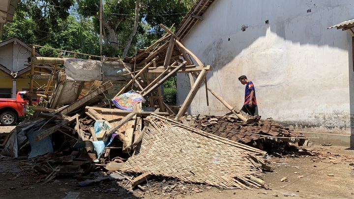 RATA: Rumah milik Muhyidin di Desa Mengen, Kecamatan Tamanan rusak parah, setelah terdampak gempa, kemarin (30/9) malam. (ILHAM WAHYUDI/RADAR IJEN)
