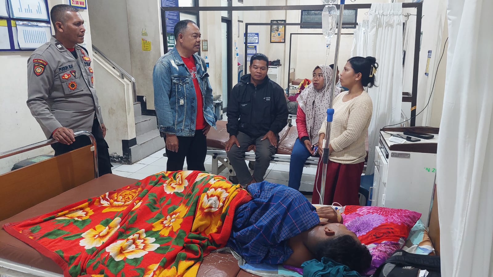 DISELAMATKAN: Muhammad Kamal Arjuna Islamah, warga Desa Petung, mendapat perawatan di Puskesmas Curahdami pasca mengalami dehidrasi ketika melakukan pendakian di Gunung Piramid. (ILHAM/RJ)