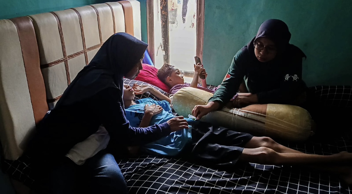 BERBARING: Ibu korban, Ratna Purwati saat menemani Dewangga Naufal Al Yusen, 13 yang sedang berbaring lemas di tempat tidurnya, kemarin.(ATIEQSON MAR IQBAL/RAME)