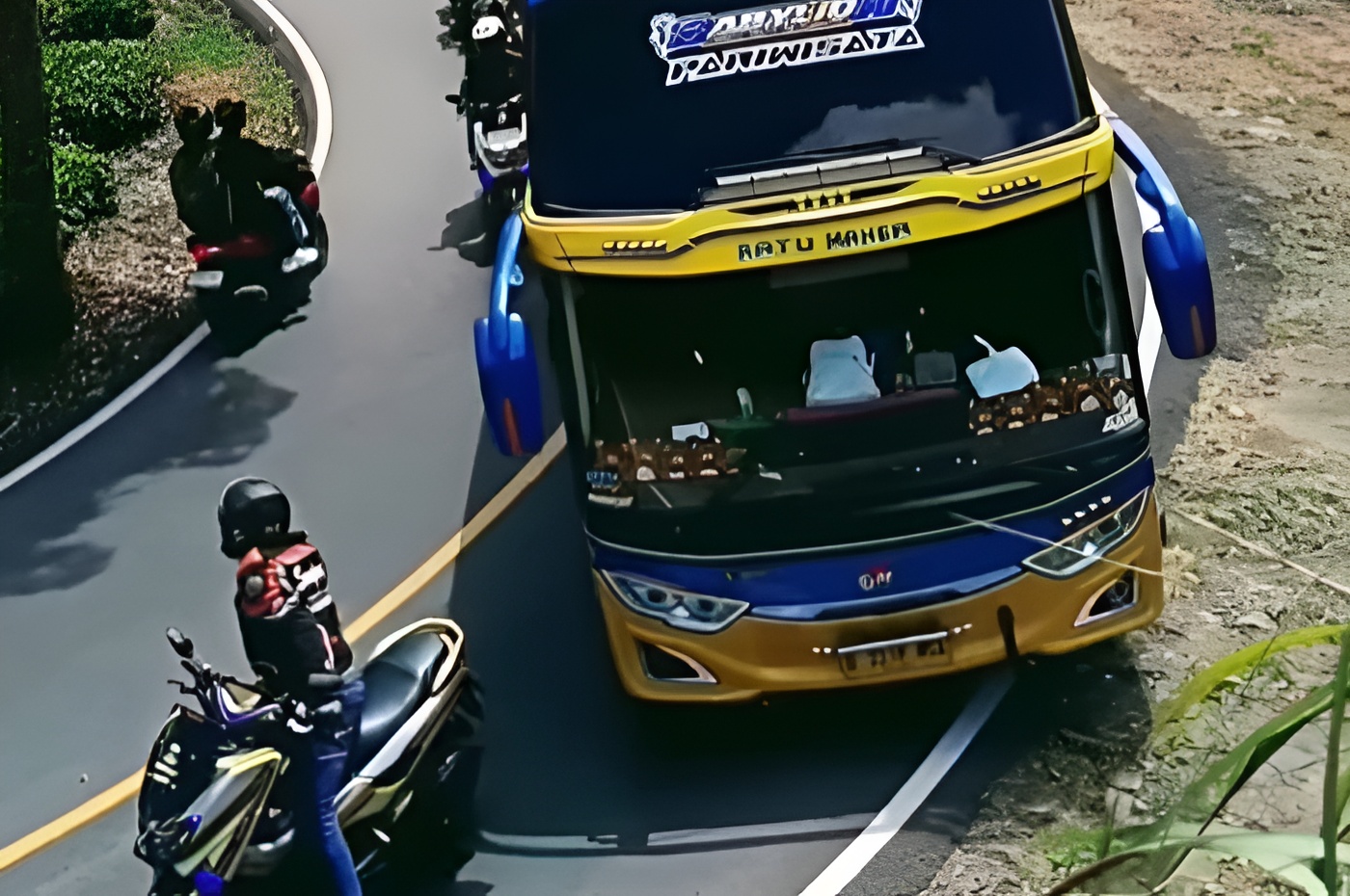 Menyoroti insiden viral rombongan pemotor mendadak hentikan bus saat tikungan tajam di Ciwidey, Kabupaten Bandung. (Instagram.com/@infojawabarat)