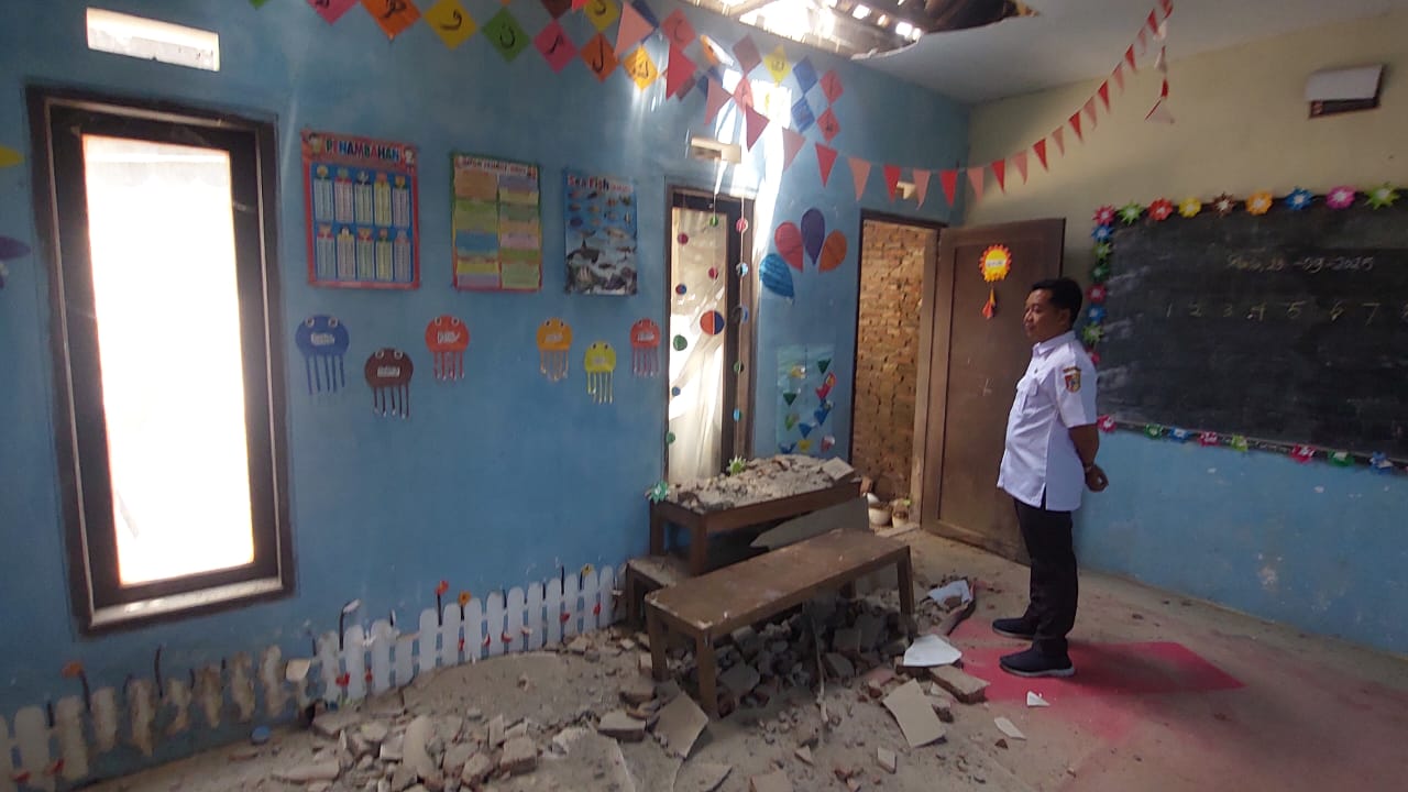 TERDAMPAK: Ruang kelas 1 MI Terpadu Ar Rohman di Dusun Curahdami, Desa/Kecamatan Sukorambi ambruk setelah teras ambruk akibat gempa. (JUMAI/RJ)