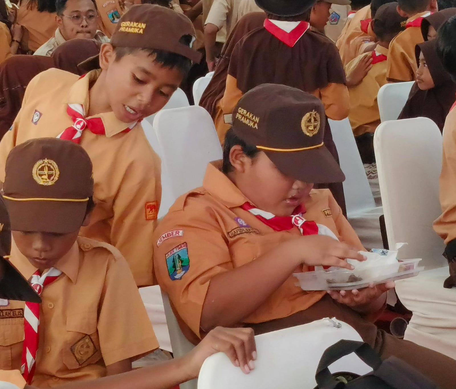 Salah satu siswa di Jember tengah menyantap menu MBG (Foto: Maulana/Radar Jember)