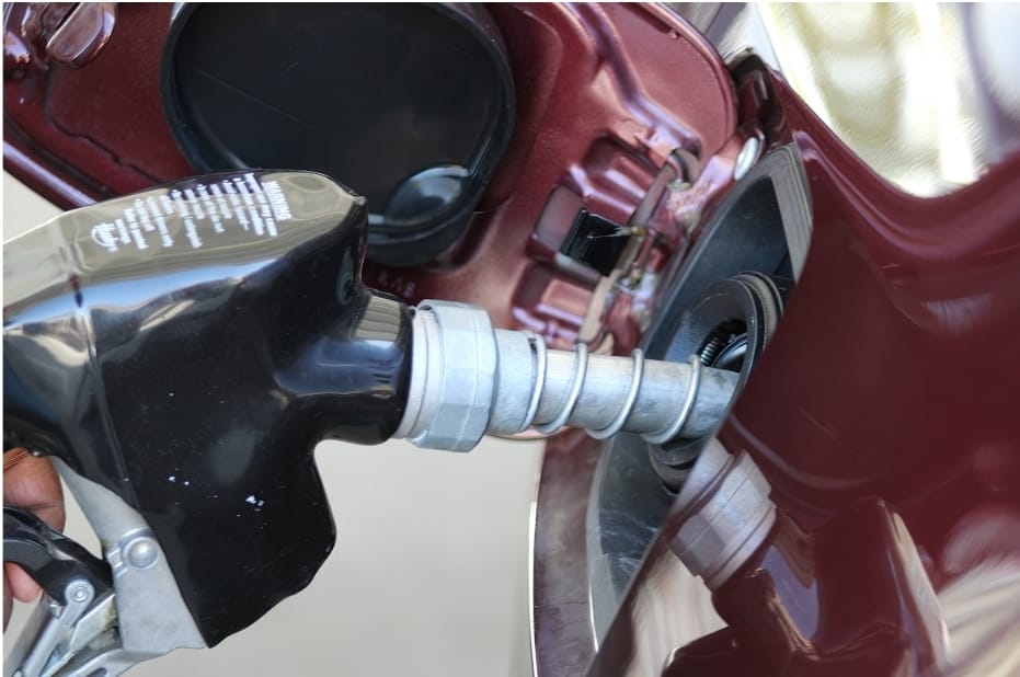 Foto ilustrasi pengisian BBM - SPBU swasta batal beli base fuel dari pertamina. (Unsplash/dpreachdawn)