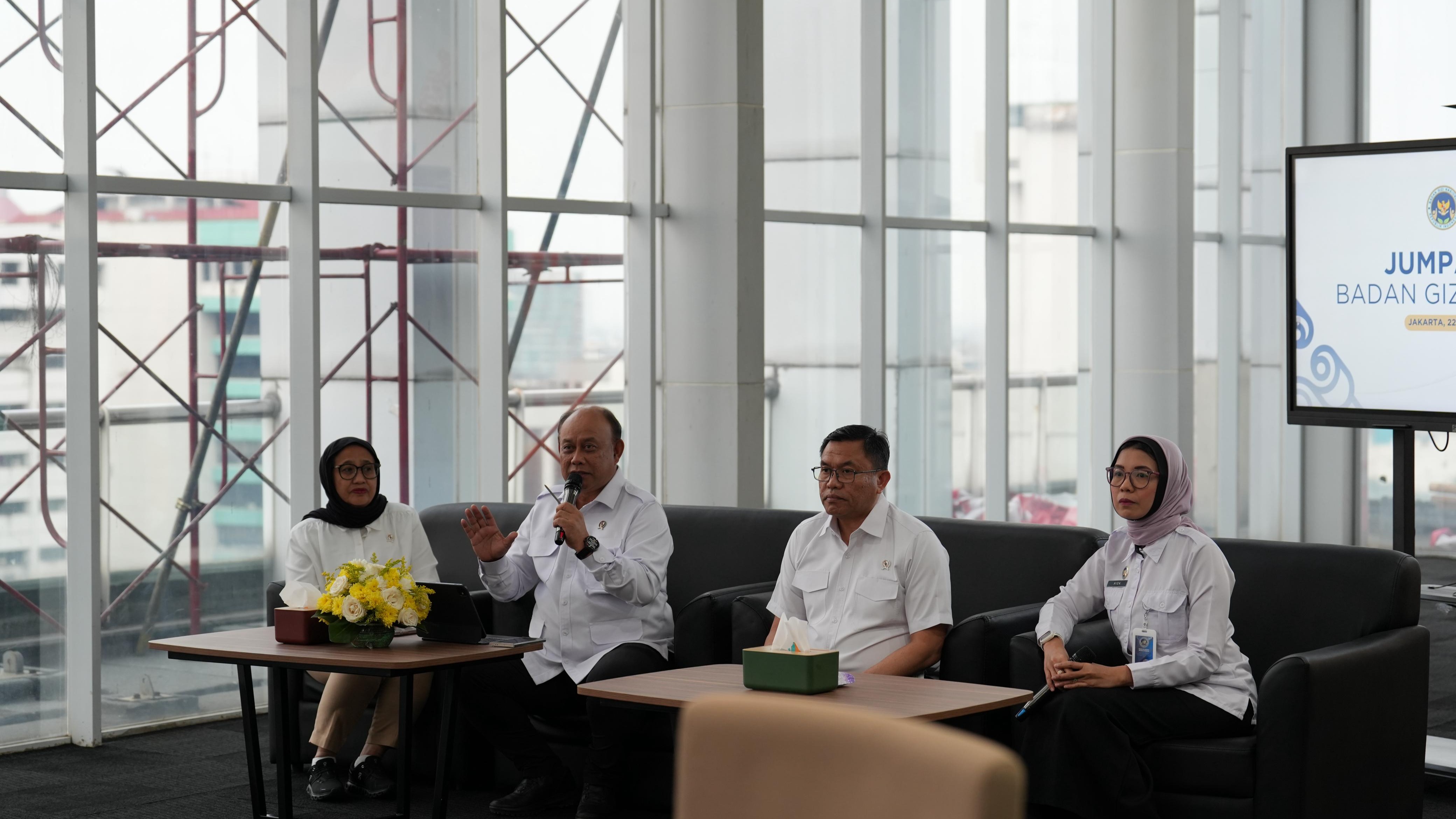 Kepala BGN Dadan Hindayana Bersama Wakil Kepala Sony Sanjaya, memberikan keterangan pers terkait Program MBG, di Kantor Badan Gizi Nasional, Jakarta, Senin 22/9/2025. (Foto: BGN)