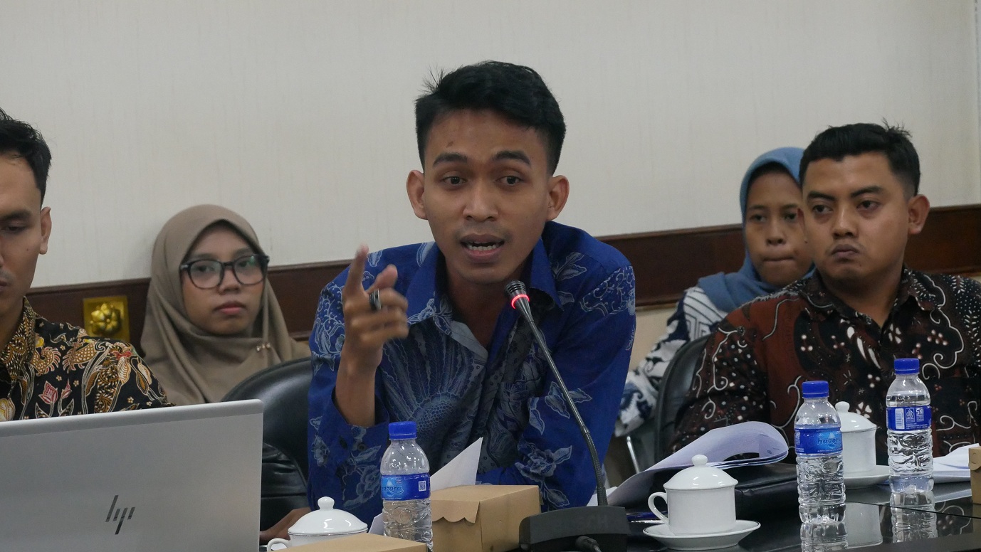 BIAR LEBIH JELAS: Perwakilan PPG Prajabatan Ahmad Haris menyampaikan pandangannya saat RDP bersama DPRD di Ruang Banmus, kemarin.