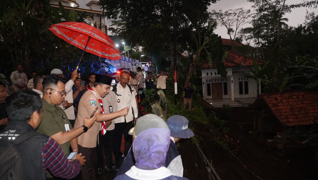 CEK INFRASTRUKTUR: Bupati Fawait saat meninjau Tim URC yang sedang bertugas memasang bronjong plengsengan jalan, di Dusun Pakoong, Desa Jatiroto, Kecamatan Sumberbaru, Jember (26/9).