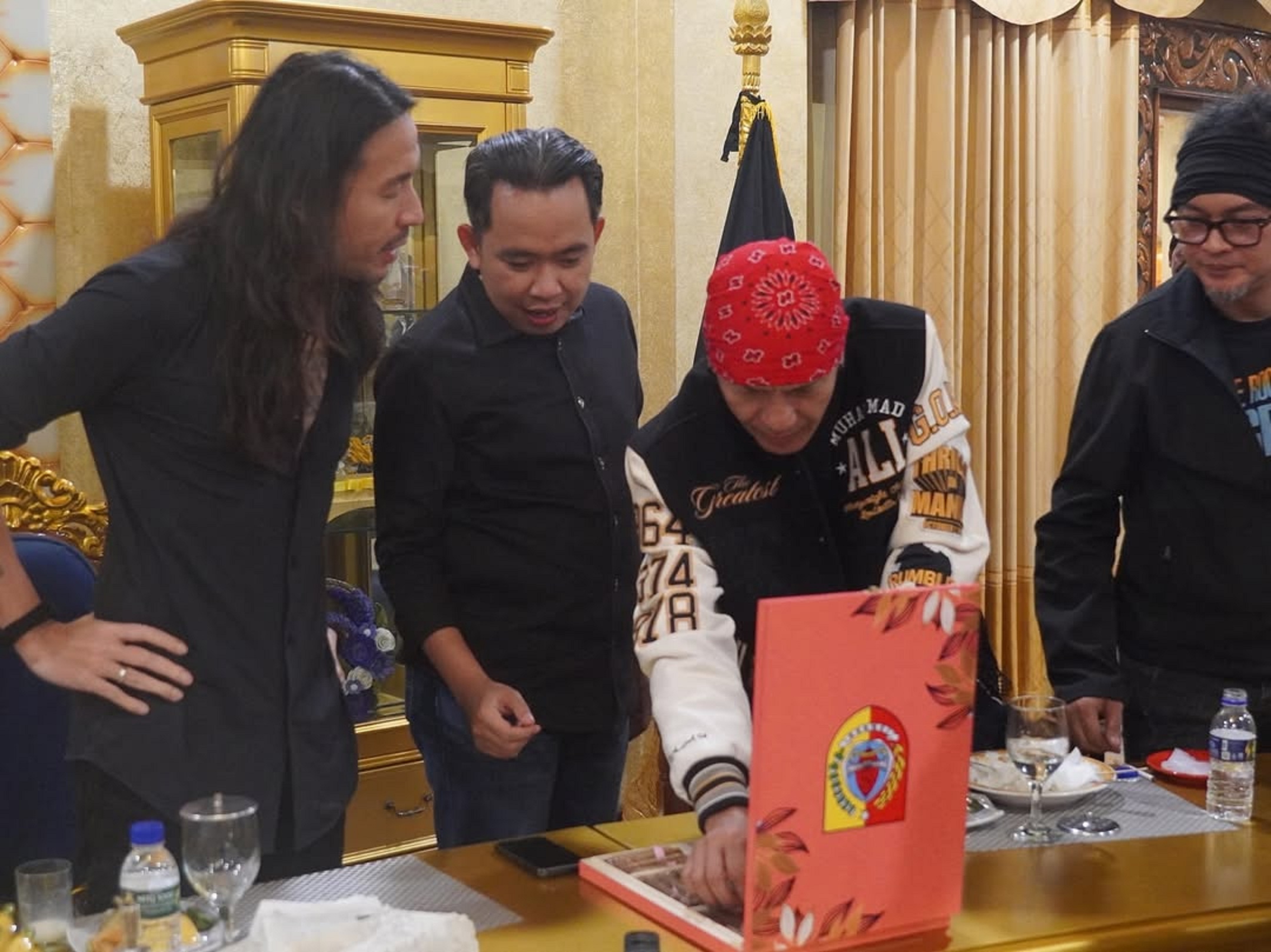 HANGAT: Bupati Fawait saat menjamu Marcello Tahitoe (Ello), Yuke Sampurna, Agung Yudha sebelum konser di Jember, belum lama ini (28/9).