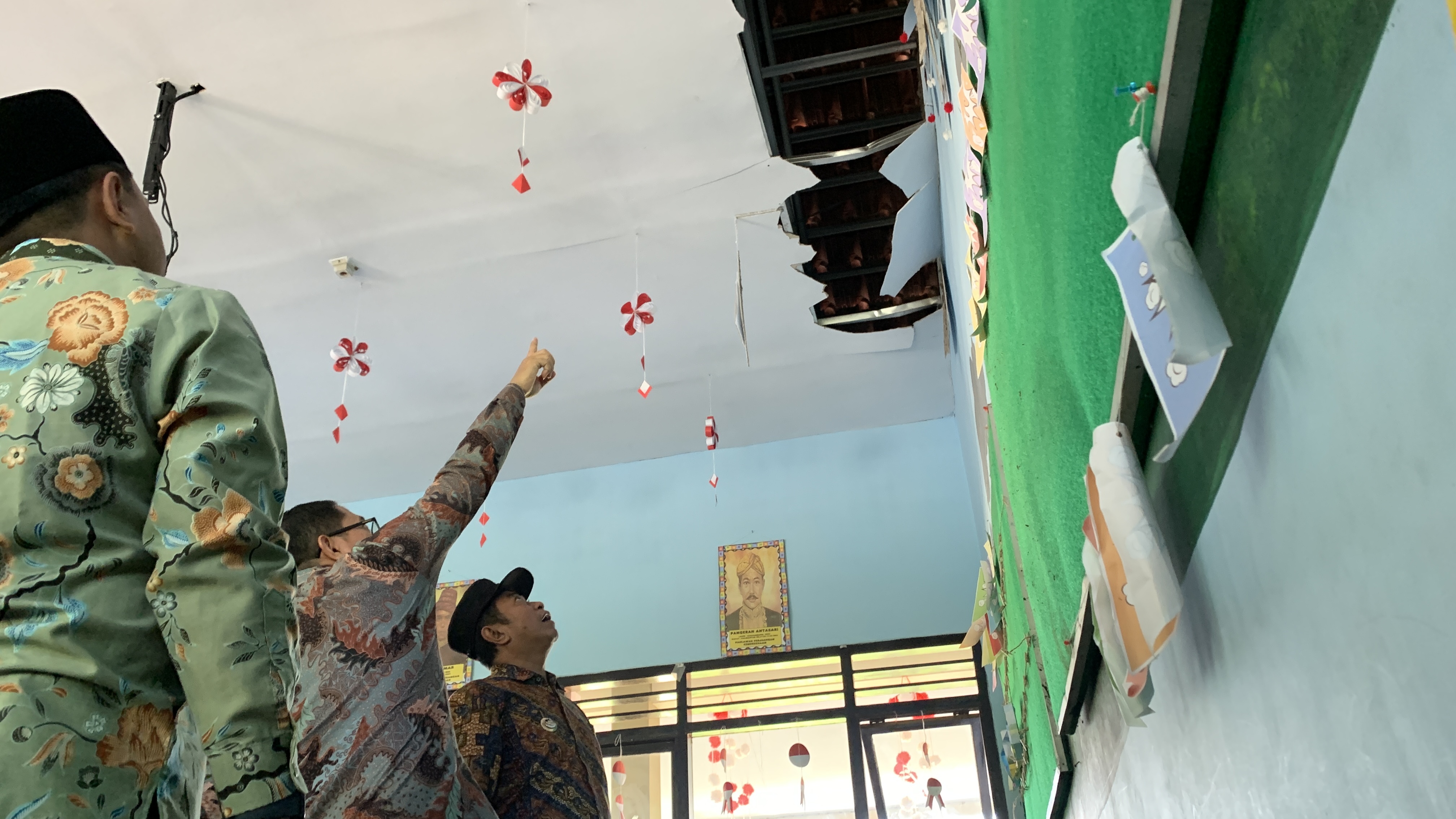 TELITI: Bupati Bondowoso Abdul Hamid Wahid bersama Sekda Bondowoso Fathur Rozi melihat secara langsung bangunan SD yang rusak akibat gempa. (ILHAM WAHYUDI/RADAR IJEN)