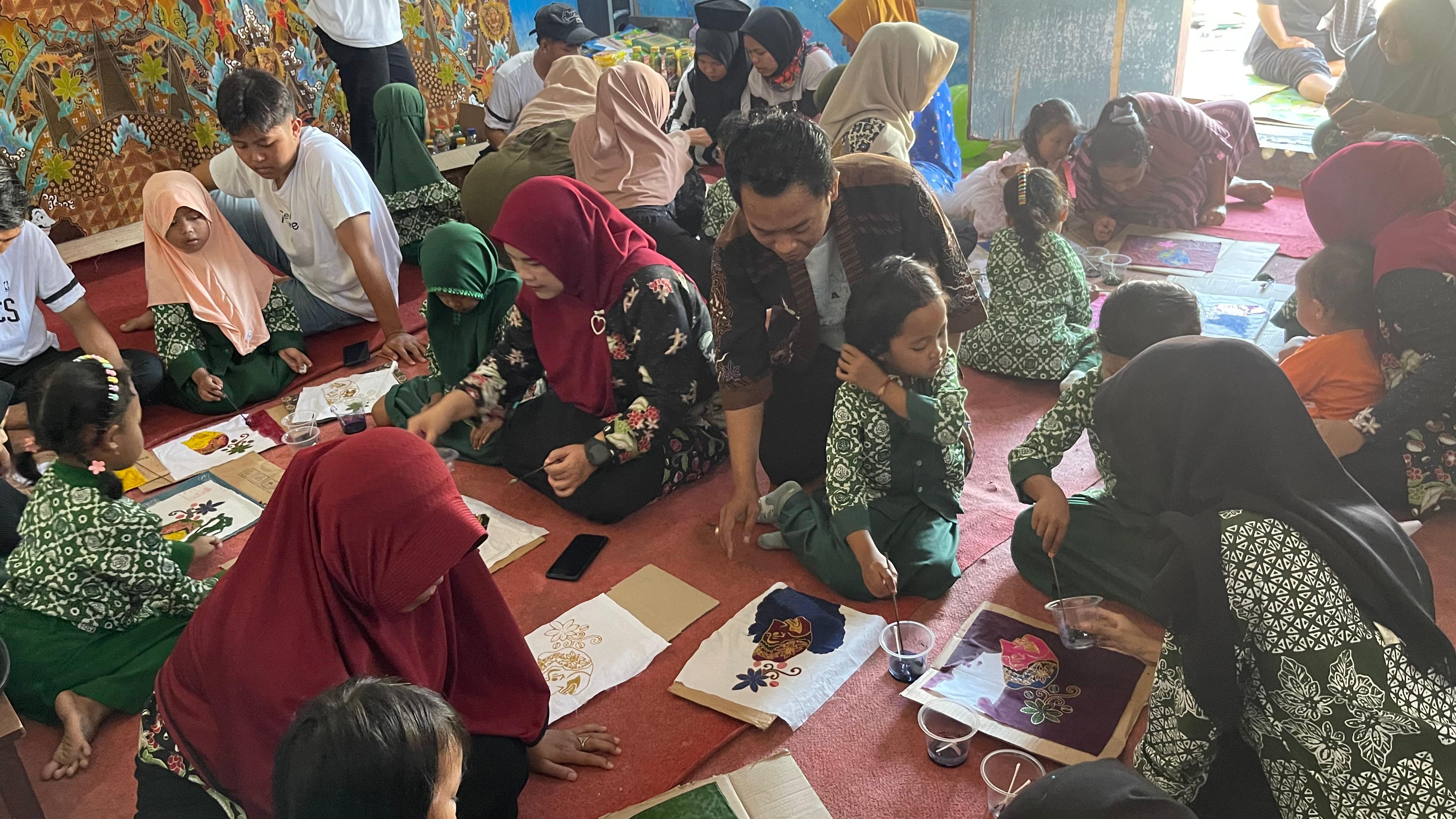 ANTUSIAS: Sejumlah siswa TK saat belajar menggambar batik khas Bondowoso, (2/10).(FAQIH HUMAINI/RADAR IJEN)