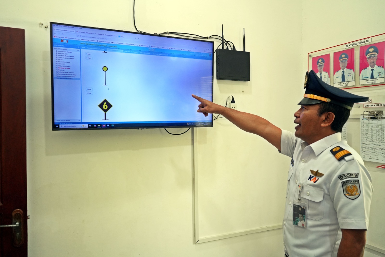 Masinis saat melakukan asessment tunjuk sebut terhadap semboyan yang ada dalam peraturan dinas di ruang UPT Crew Jember, Kamis (02/10).