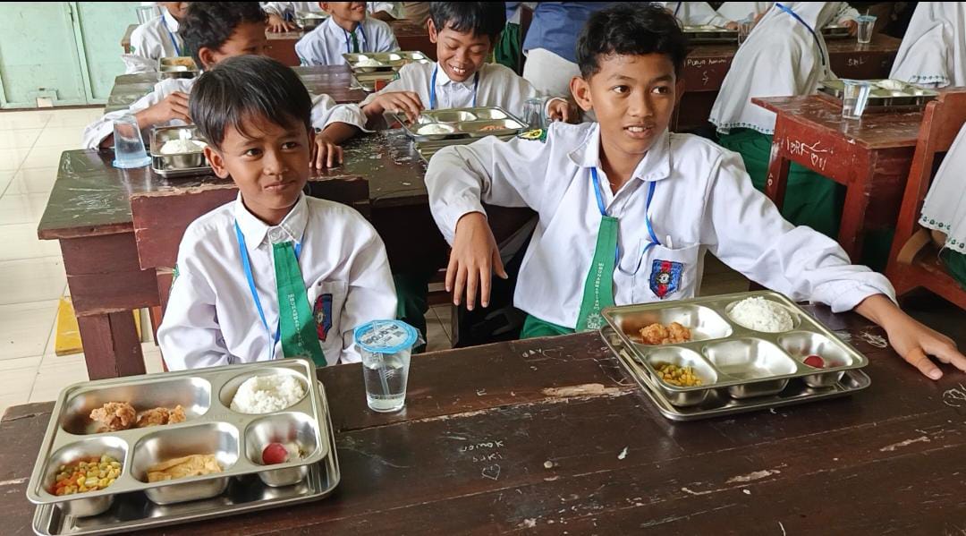 Salah satu siswa di sebuah sekolah dasar swasta akan menyantap menu MBG. Rencana pemerintah untuk menerapkan WFH minimal sehari dalam sepekan bagi instansi pemerintahan dan sekolah memunculkan pertanyaan terkait kelanjutan program MBG.  (Foto: Maulana/Radar Jember)