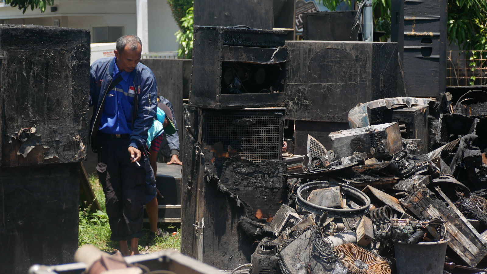 DISELAMATKAN: Warga dan pegawai Sriwijaya Production memindahkan peralatan sound yang tidak dilalap si jago merah di Kelurahan Kranjingan, Kecamatan Sumbersari, kemarin (2/10).