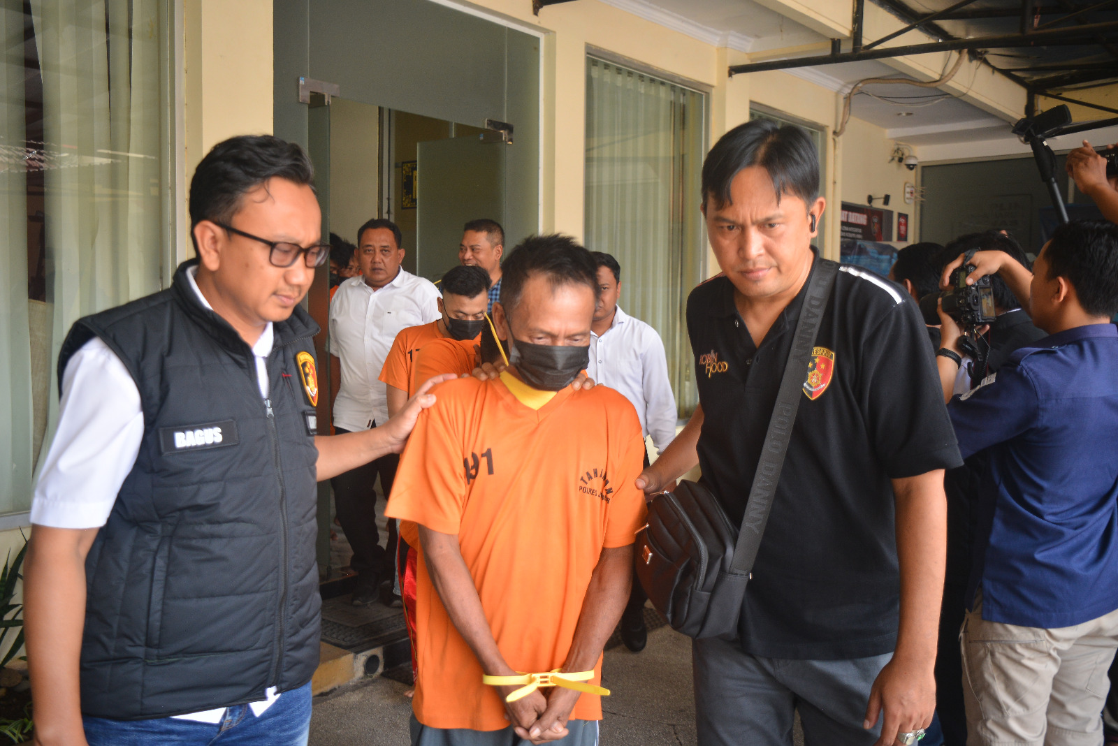PENGEMBALIAN BB: Purnawirawan TNI diamankan. Kemarin Kapolres Jember AKBP Boby menyerahkan mobil milik korban yang menjadi barang bukti pencurian.(M ADHI SURYA/RADAR JEMBER)