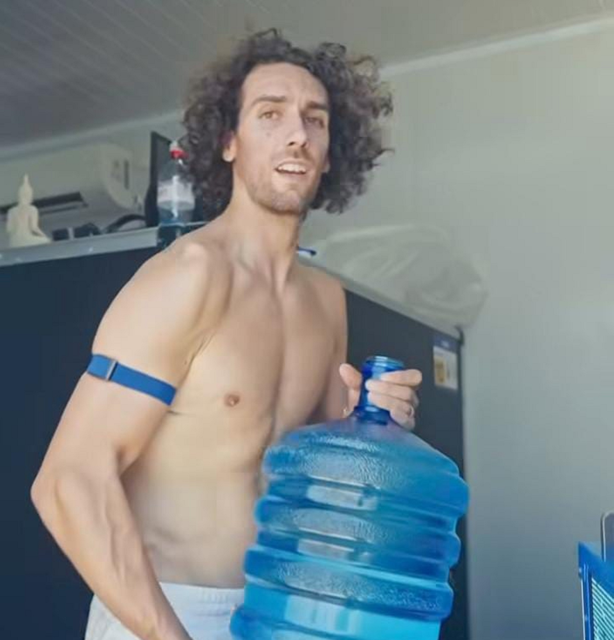 Alex Rins tak tahan cuaca panas di Mandalika, sampai harus berendam pakai air galon.