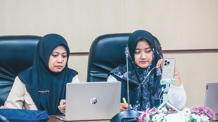 TERPISAH JARAK: Tim seleksi Beasiswa Cinta Bergema mewawancarai calon penerima melalui zoom di Dispendik Jember, kemarin. Wawancara daring ini digelar selama dua hari.
