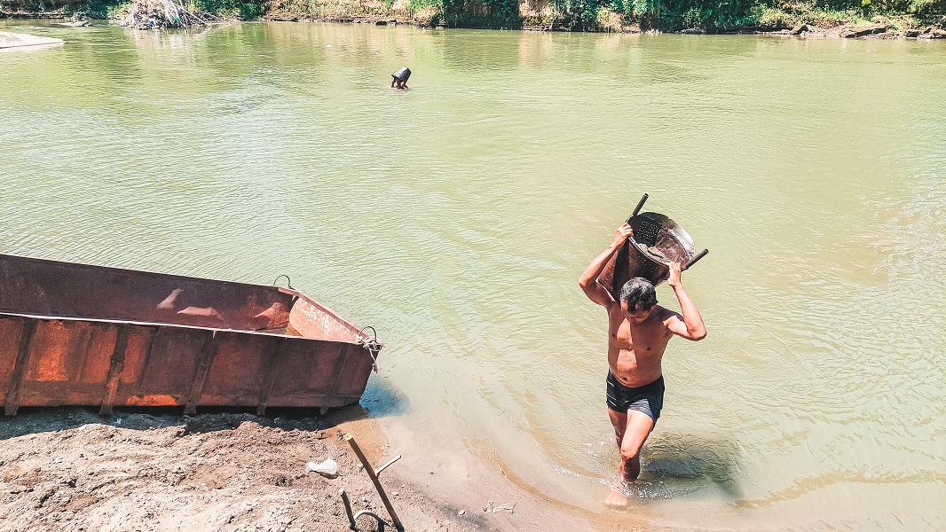 PASIR MINIM: Penambang manual di Kali Mayang, Desa Andongsari, Kecamatan Ambulu hanya bisa nambang 1 pikap pasir dalam setengah hari.