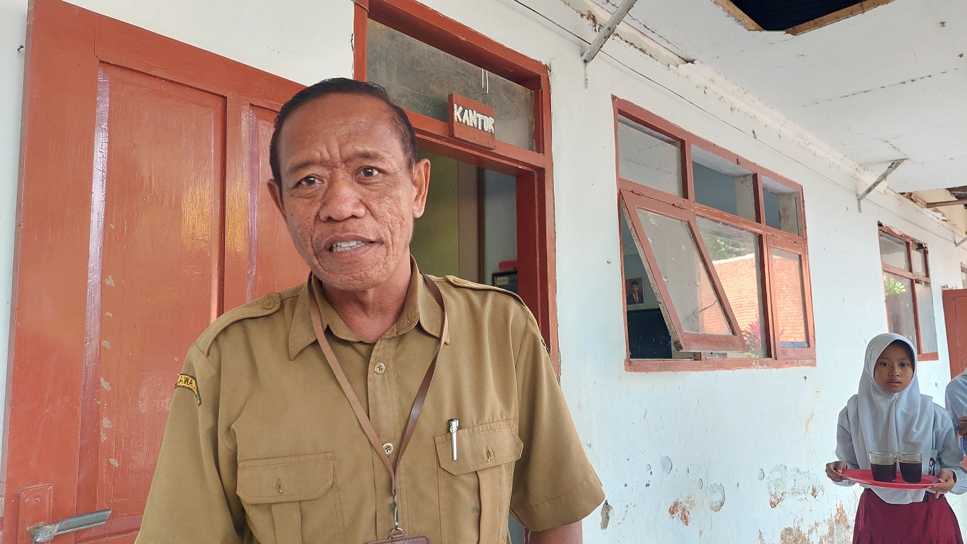 &ldquo;Bagaimana caranya agar pemerintah memikirkan agar semua siswa, termasuk menjangkau siswa di sekolah terpencil.&rdquo; SAMSUL ARIFIN, Kepala SDN Curahtakir 03.