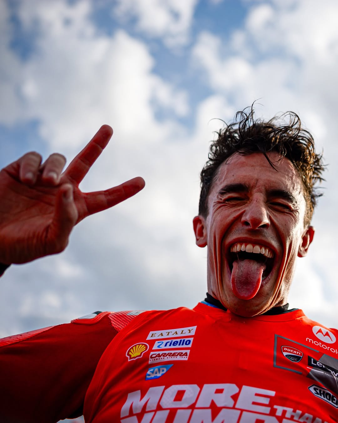 Marc Marquez jawab santai soal dirinya tak masuk deretan rival terberat Valentino Rossi.