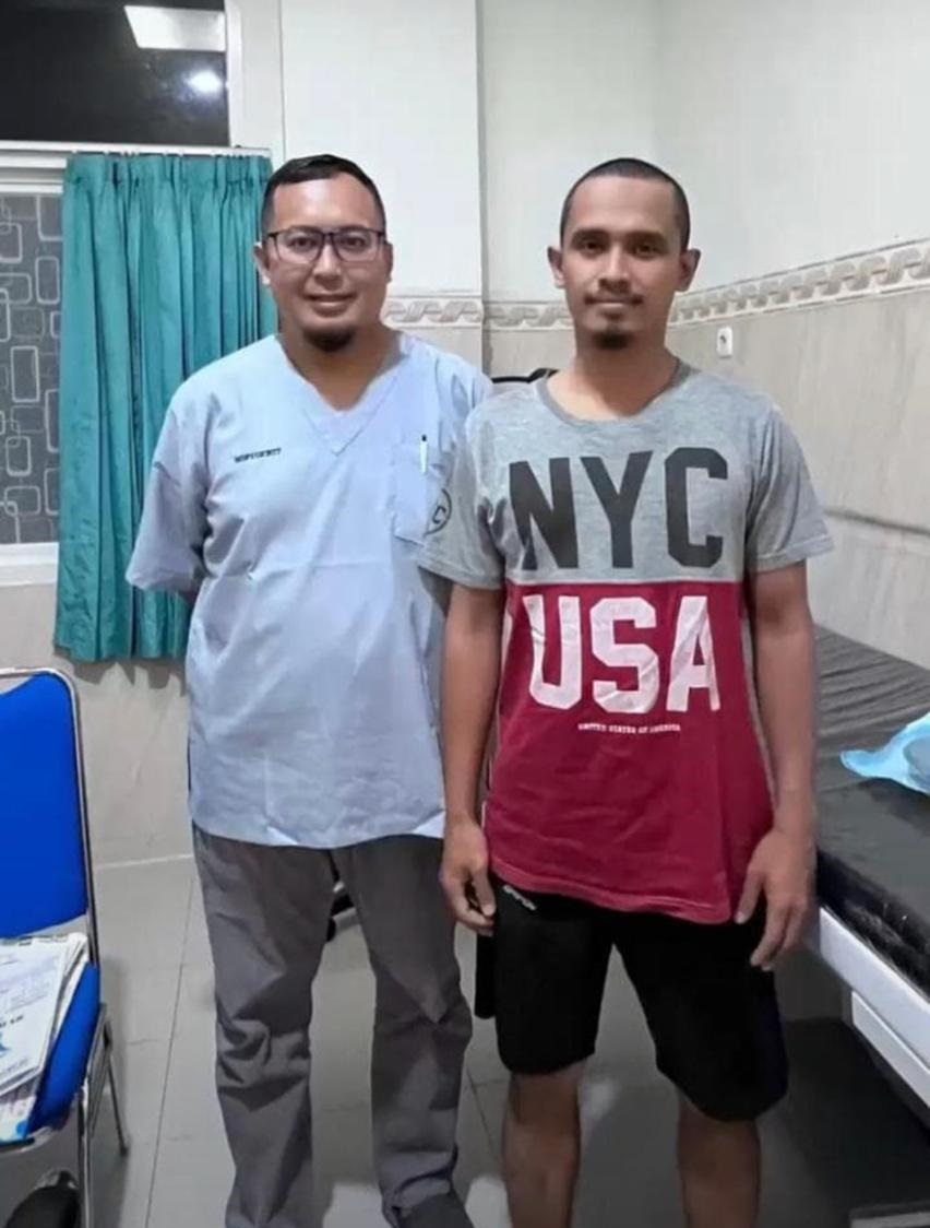 BERANGSUR PULIH: Tri Tokoh Putra (kanan), perawat RSBS yang menjadi korban laka bus maut di Probolinggo seusai menjalani operasi kepala. Tri sudah sadar dan bisa berjalan jarak dekat.