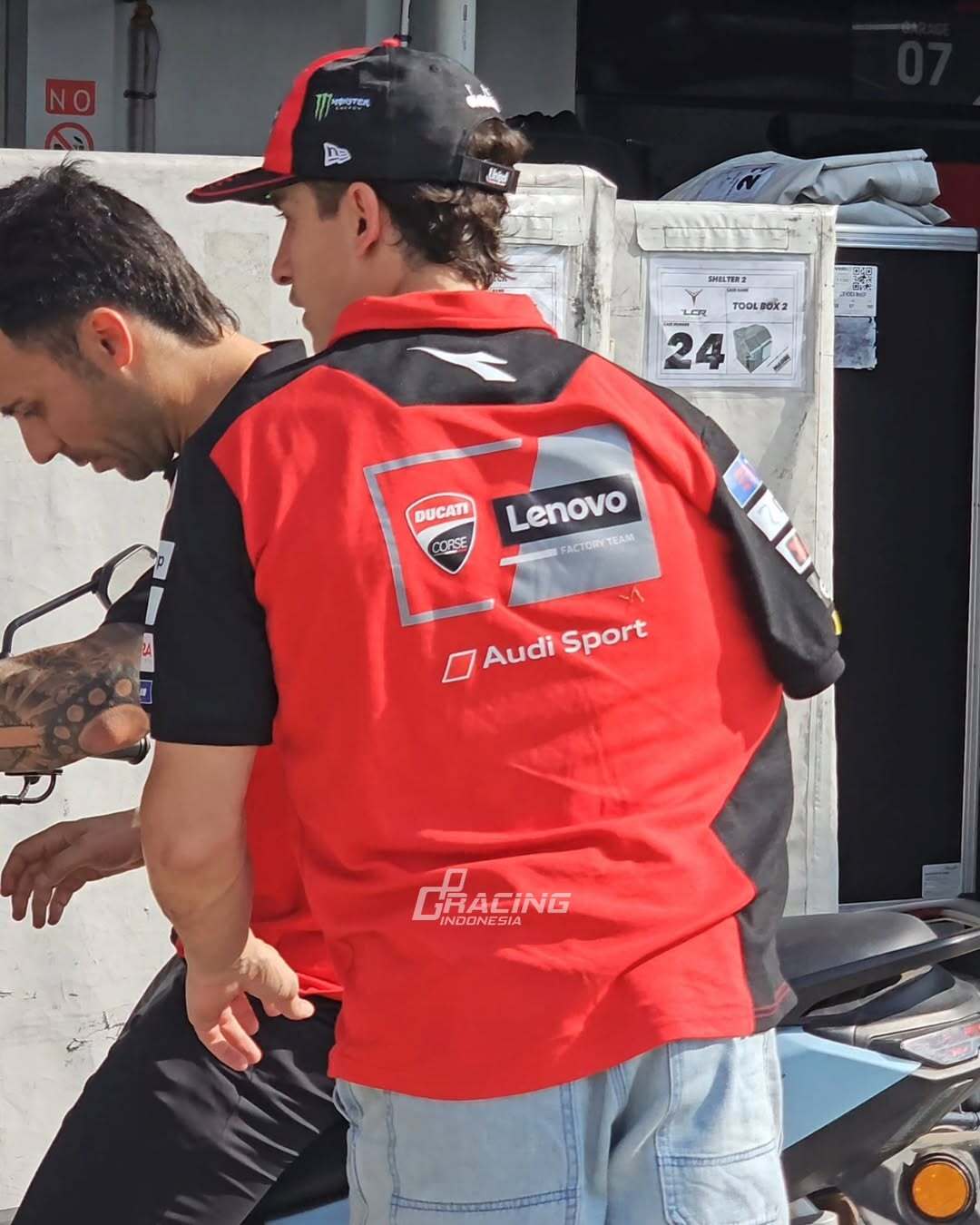 Marc Marquez tampak memakai penyangga lengan setelah pemeriksaan medis di Madalika. Ia terjatuh keras setelah ditabrak Marco Bezzecchi di tikungan ketujuh.