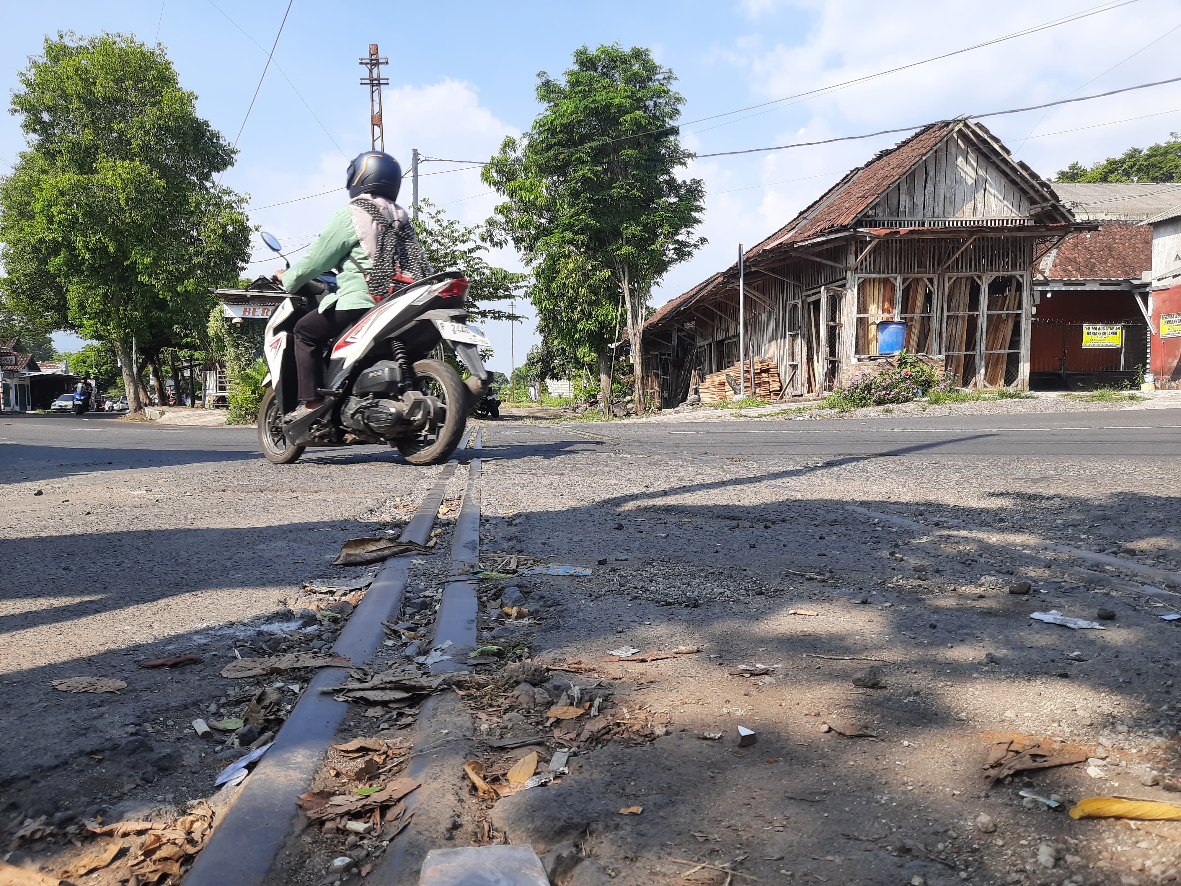 MASIH MANGKRAK: Kondisi jalur kereta Bondowoso yang belum sepenuhnya dilakukan sterilisasi hingga saat ini. Sedangkan rencana reaktivasi jalur kereta sudah dibocorkan oleh DJKA.
