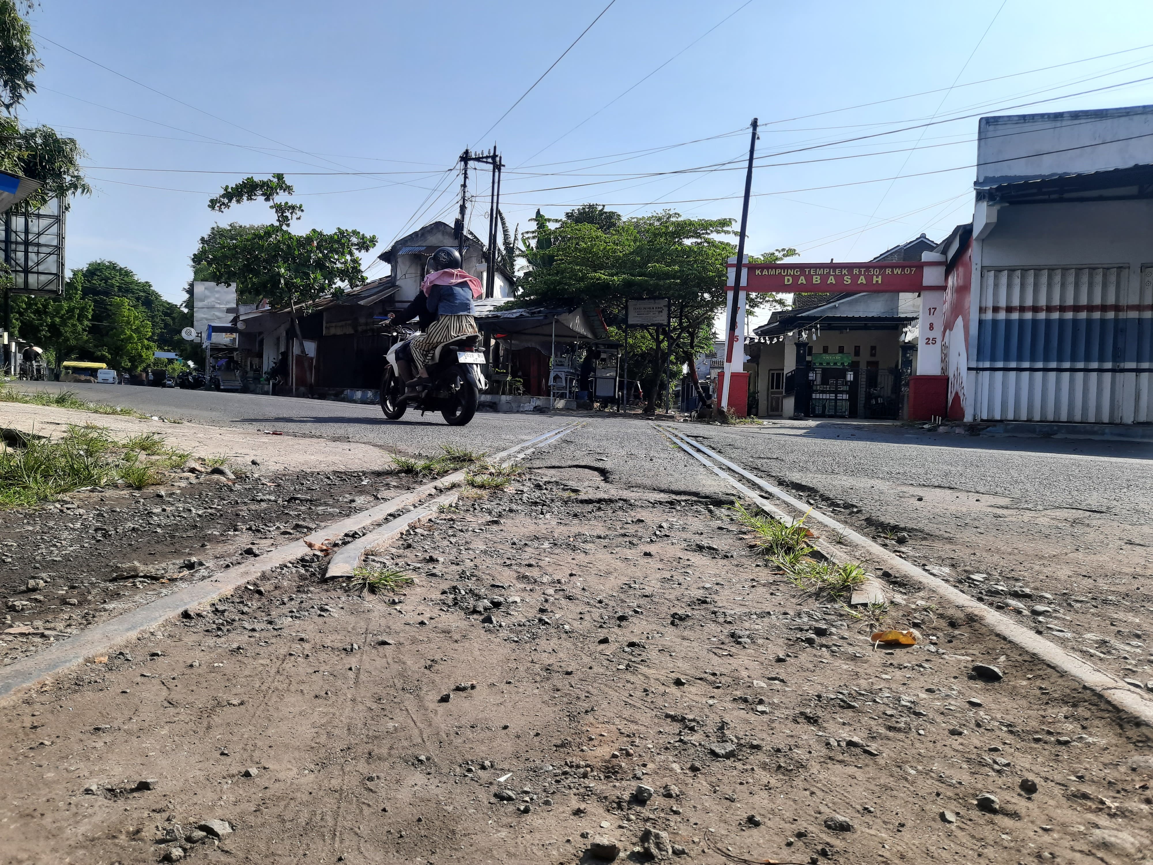 HARUS BERSIAP: Salah satu bangunan warung yang berada di atas rel kereta Bondowoso. Bila nantinya reaktivasi jalur kereta akan aktif lagi, seluruh bangunan di atas tanah PT KAI tentu wajib steril.