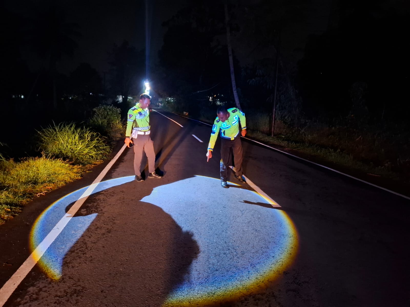 DATANGI LOKASI: Anggota Laka Satlantas Polres Jember saat melakukan olah TKP kecelakaan di Jalan Yos Sudarso, Kelurahan Wirolegi, Kecamatan Sumbersari Sabtu (4/10) sore.