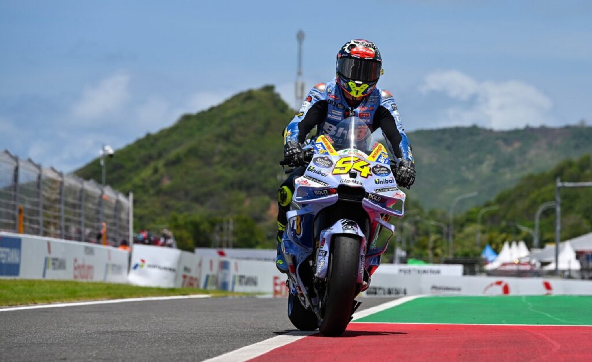 Fermin Aldeguer, rider tim Gresini Ducati, meraih kemenangan perdananya di kelas utama.