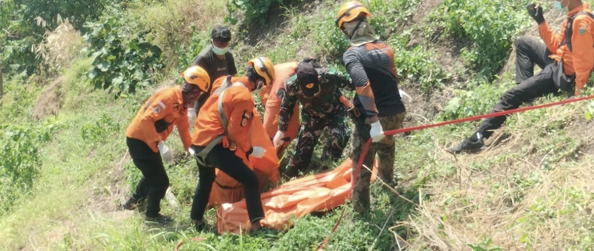 BERJIBAKU: Petugas gabungan melakukan evakuasi jenazah lansia yang sempat dikabarkan hilang, dari tebing sedalam puluhan meter.(BPBD BONDOWOSO)