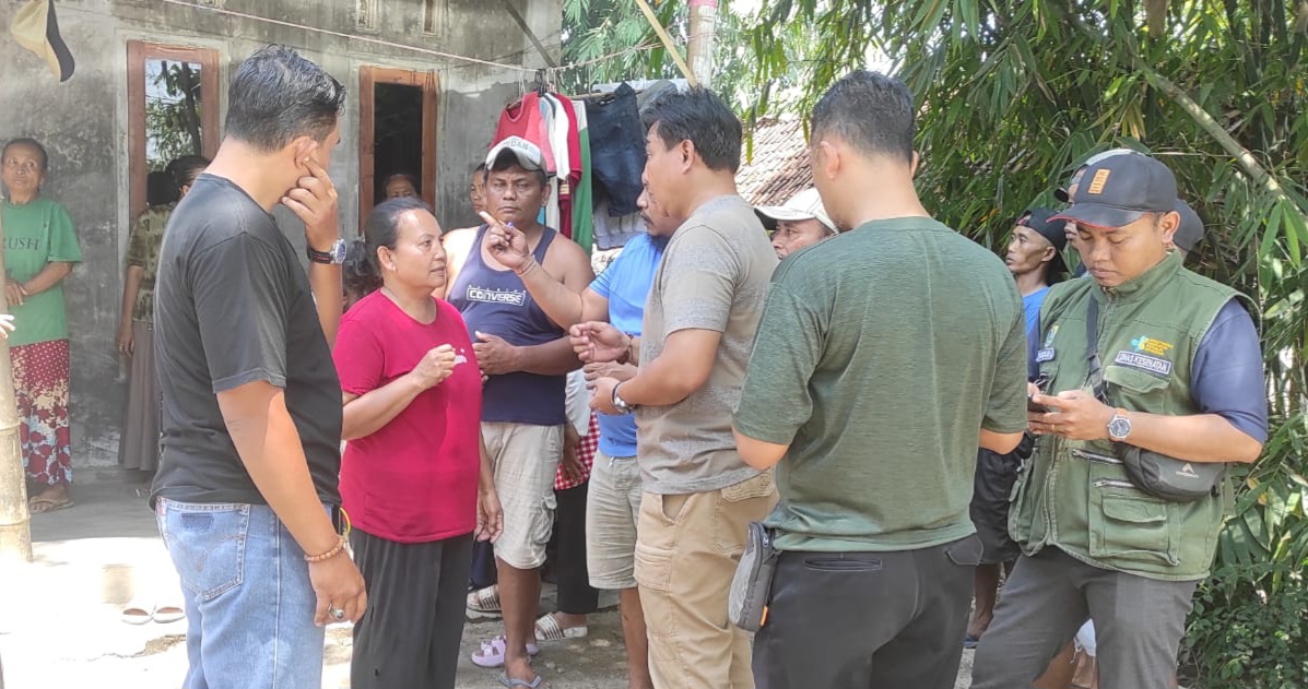 OLAH TKP : Anggota kepolisian Polsek Jenggawah mendatangi TKP tewasnya Saifullah di Dam Jatisari, Sabtu (4/10).