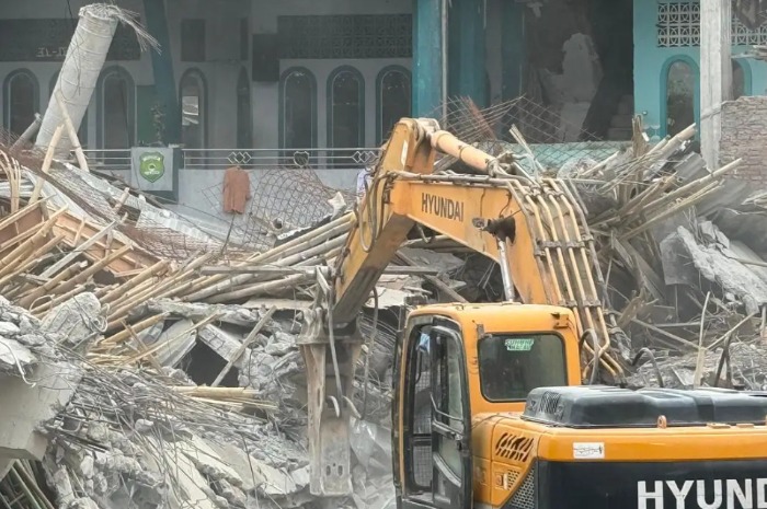 Menyoroti fakta terkini proses evakuasi insiden runtuhnya bangunan musala di Ponpes Al Khoziny, Sidoarjo, pada Minggu, 5 Oktober 2025. (Dok. BNPB)