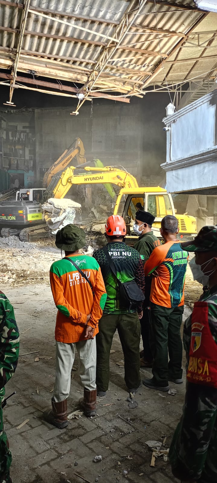 Banser Jatim Bantu Evakuasi Korban Musibah Musala Al Khoziny
