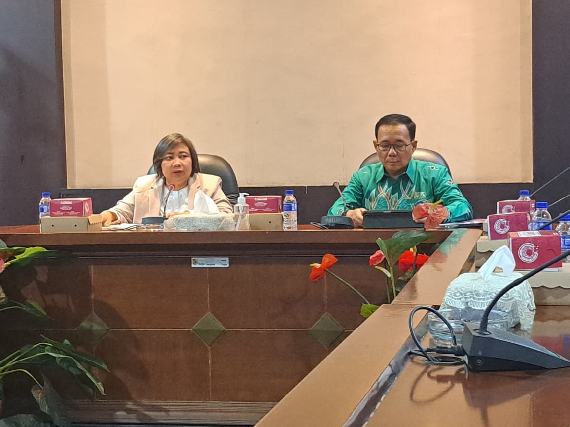 TURUN LANGSUNG: Komisioner Komnas HAM Anis Hidayah (kiri) dan Pj Sekda Jember audiensi di Pemkab Jember mengenai dugaan kasus keracunan MBG, Sabtu (4/10).