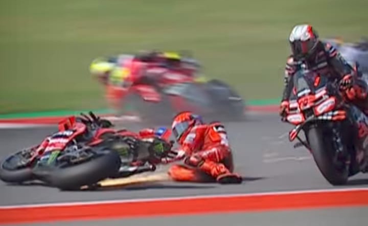 Marc Marquez belum pernah finish di Sirkuit Mandalika, Indonesia. Kini, ia tersingkir akibat ditabrak Marco Bezzecchi di tikungan ketujuh.
