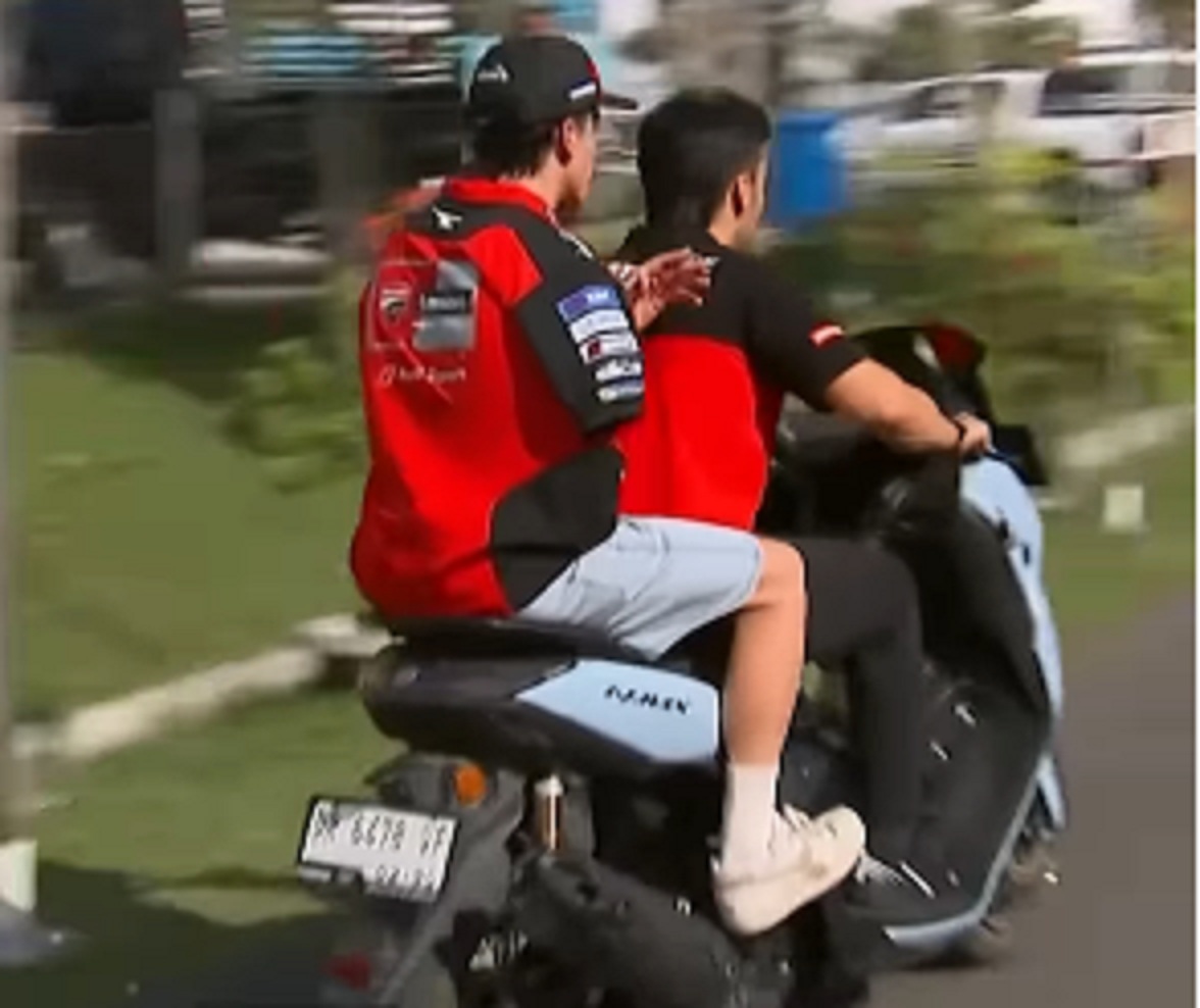 Marc Marquez saat meninggalkan pusat medis MotoGP Mandalika mengendarai Yamaha Nmax.
