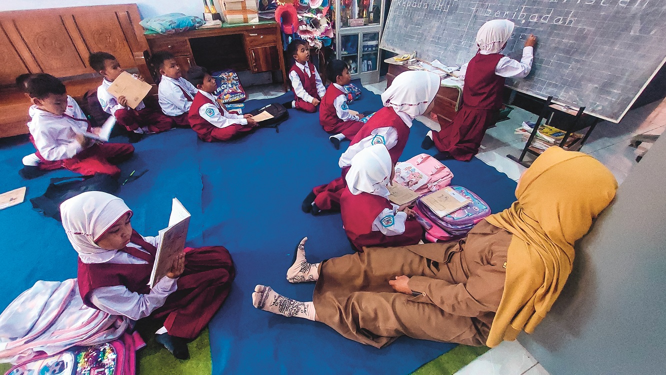 HAMPIR SETAHUN LESEHAN: Guru dan siswa kelas 1 SDN Kaliglagah 03, Kecamatan Sumberbaru menjalani KBM secara lesehan, di ruang kepala sekolahnya, kemarin.