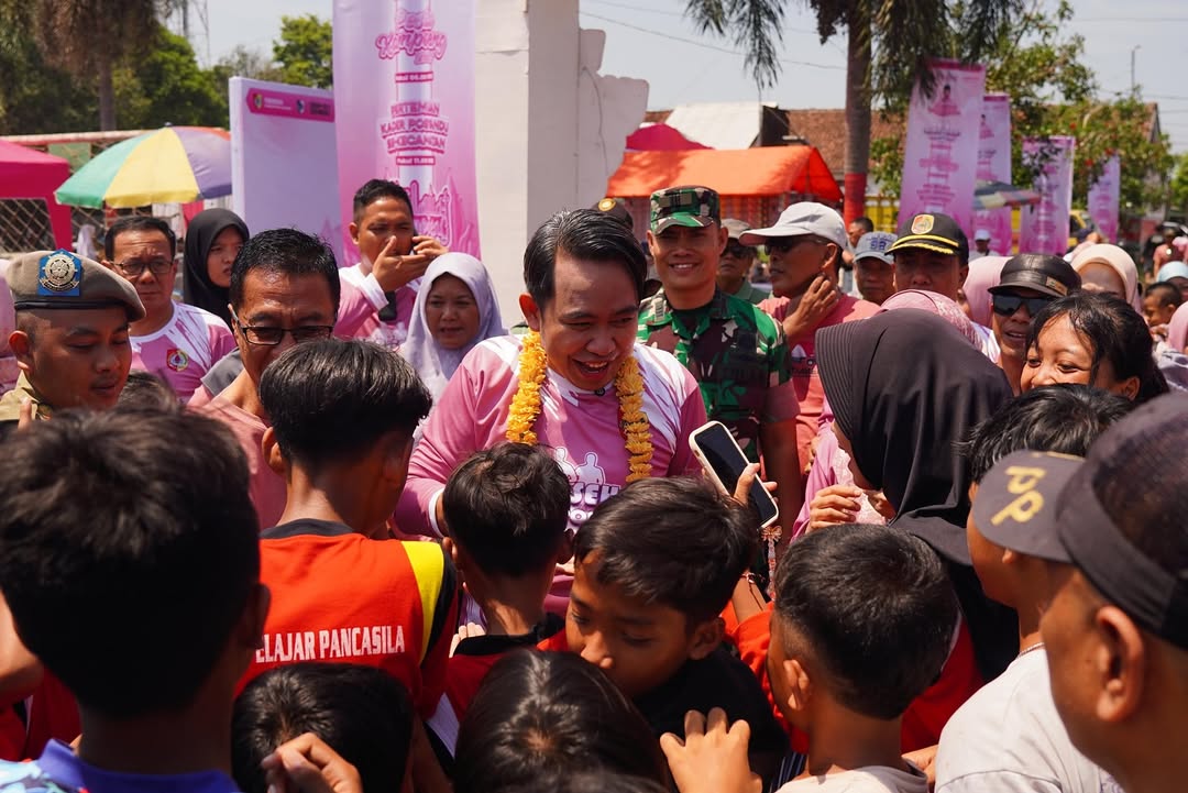 HANGAT: Bupati Fawait saat menyapa warga Kecamatan Jenggawah saat agenda Gus