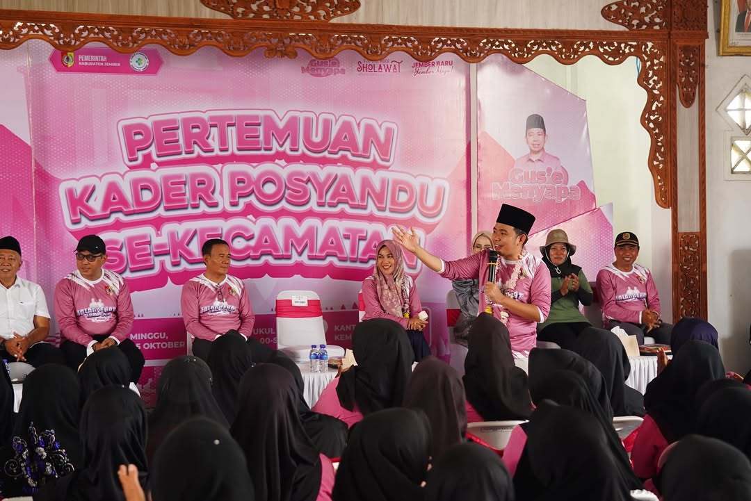 PACU SEMANGAT: Bupati Fawait saat bertemu dengan para kader Posyandu se-Kecamatan Jenggawah, saat melangsungkan Program Gus