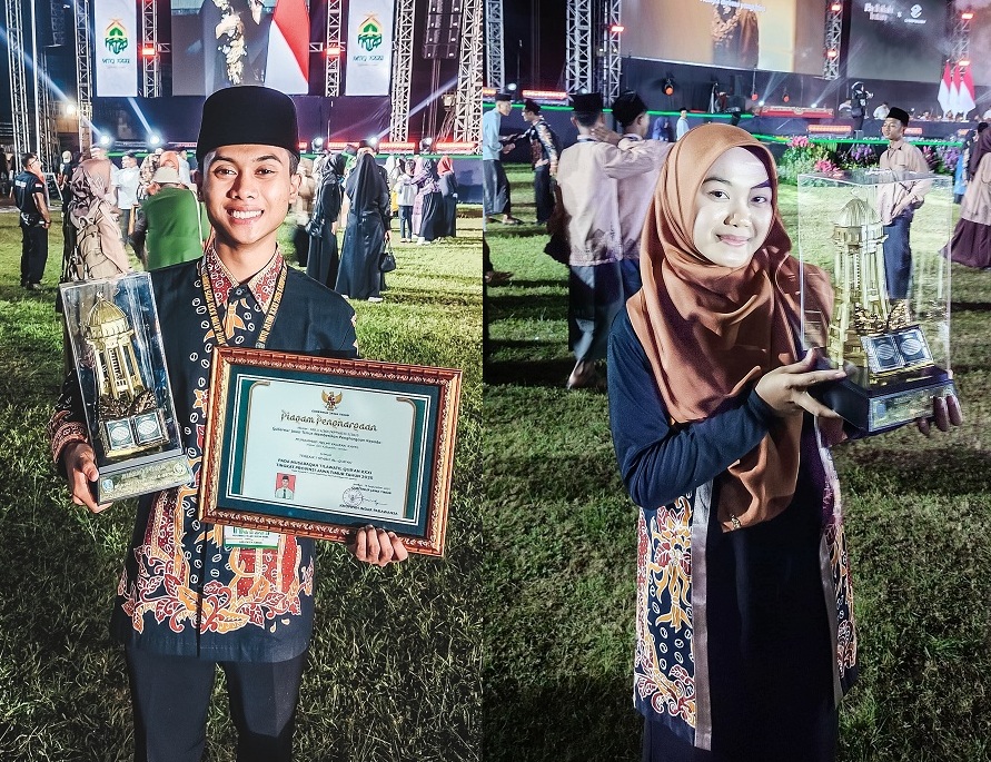 UNJUK KEBOLEHAN: Dua siswa MA unggulan Nuris Jember meraih trofi kemenangan di Panggung MTQ XXXI Jatim.