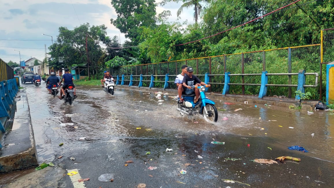 BANJIR: Jembatan Tegalsari di Dusun Bedengan, Desa Tegalsari, Kecamatan Ambulu, Jember banjir setelah hujan deras sekitar setengah jam pada Minggu (5/10) pukuk 15.00 wib. (JUMAI/RJ)