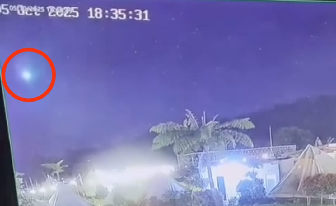 Rekaman CCTV saat sebuah benda asing diduga meteor melintas di kawasan Cirebon, Jawa Barat. (Instagram/t_djamal)