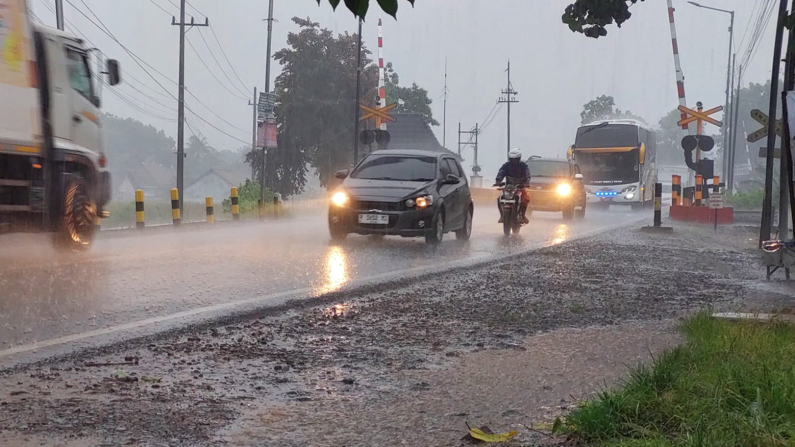 HATI-HATI: Pengendara sepeda motor yang melintas di Jalan Jaya Negara, Desa Pecoro, Kecamatan Rambiouji, Jember. (JUMAI/RJ)