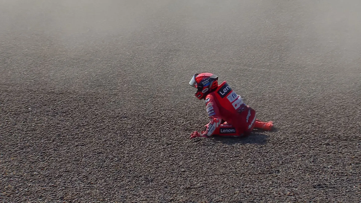 Marc Marquez tersungkur ke area gravel setelah ditabrak Marco Bezzecchi di Mandalika, Minggu (5/10/2025).